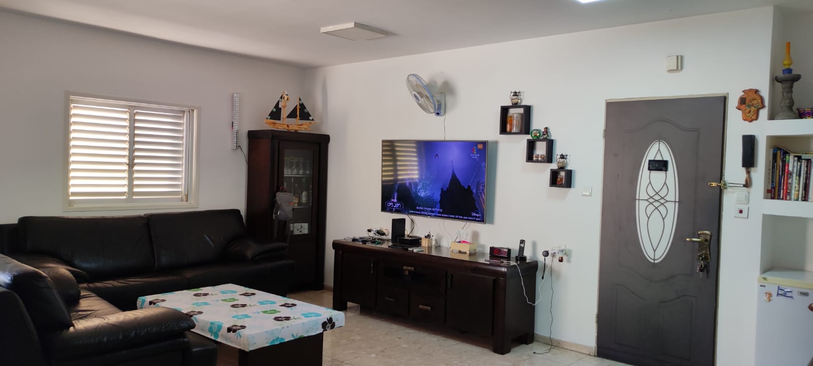 סלון עם ספה, שולחן וטלוויזיה.