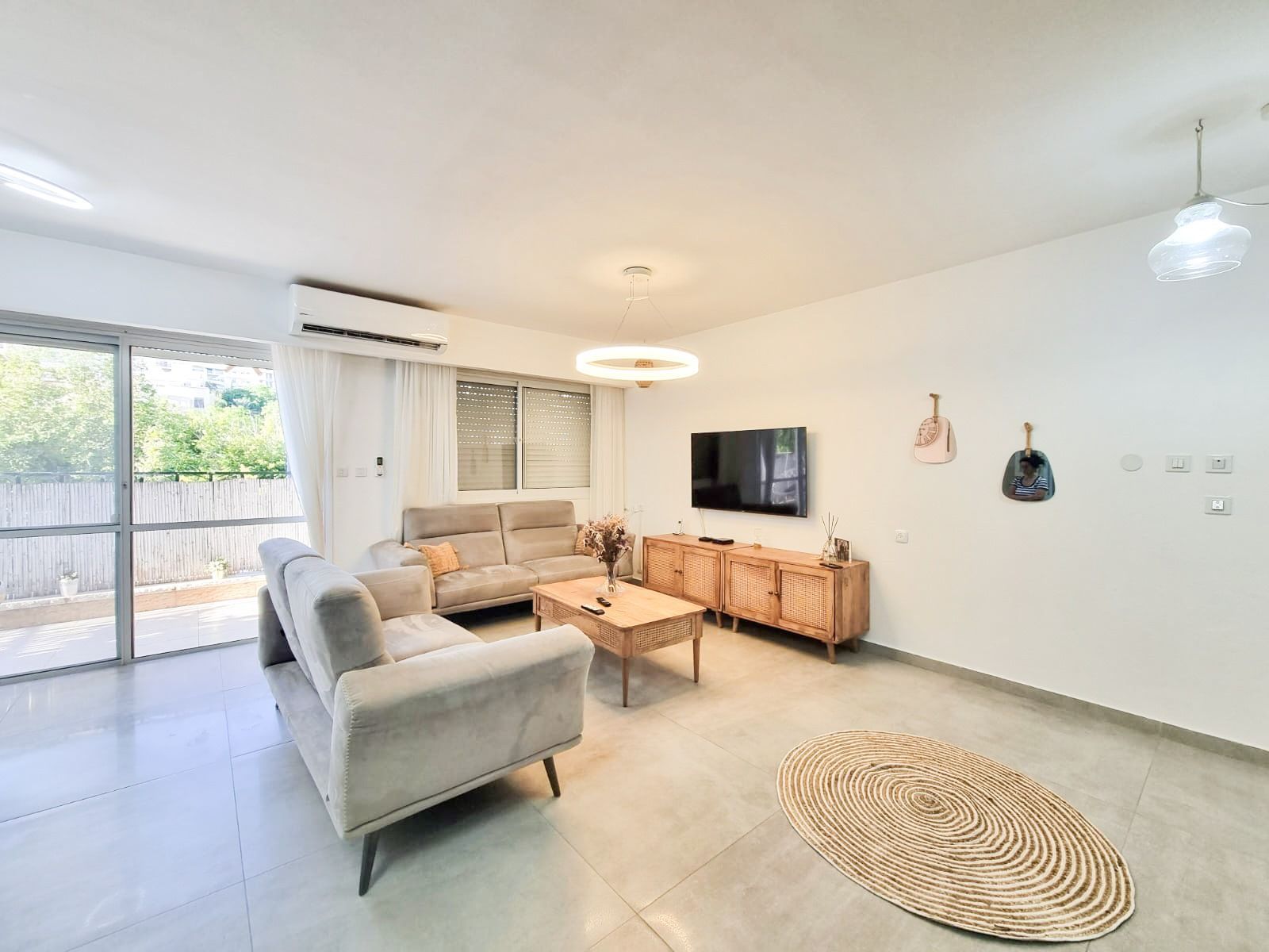 סלון עם ספה, שולחן קפה וטלוויזיה.