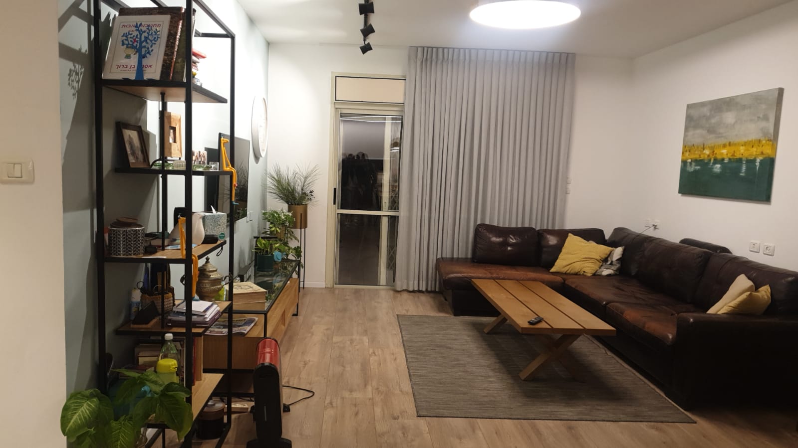 סלון עם ספה ושולחן קפה