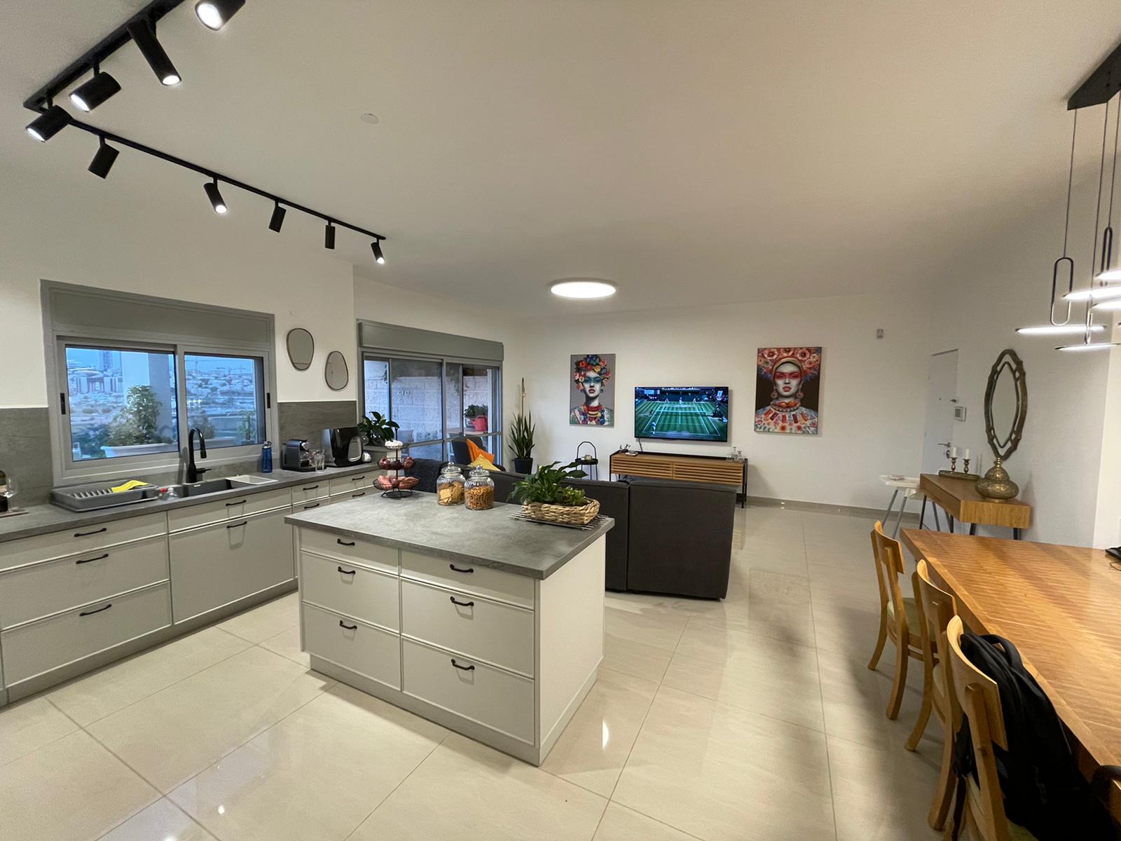 מטבח עם אי גדול באמצע החדר.