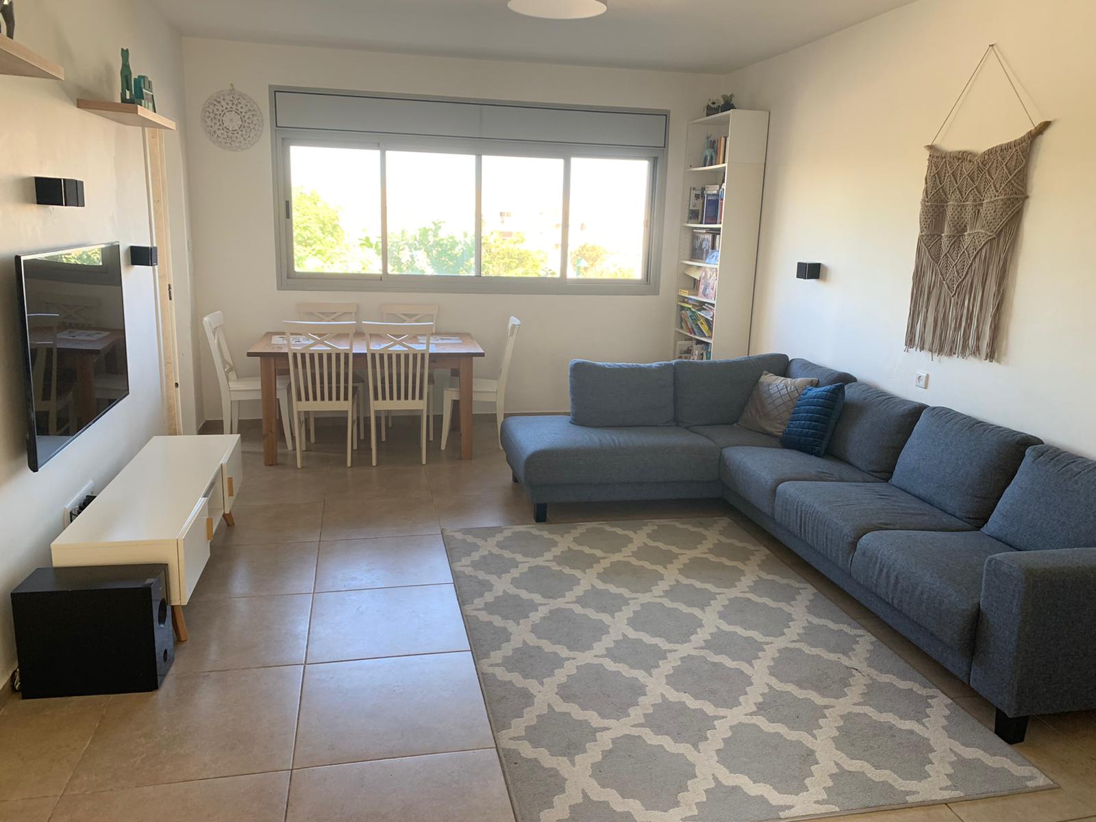 סלון עם ספת חתך גדולה ושטיח