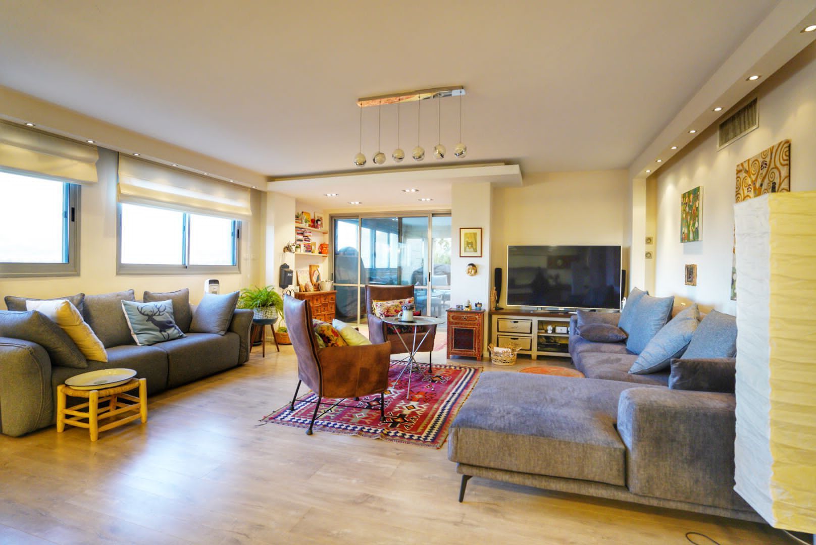 סלון מלא ברהיטים וטלוויזיה.