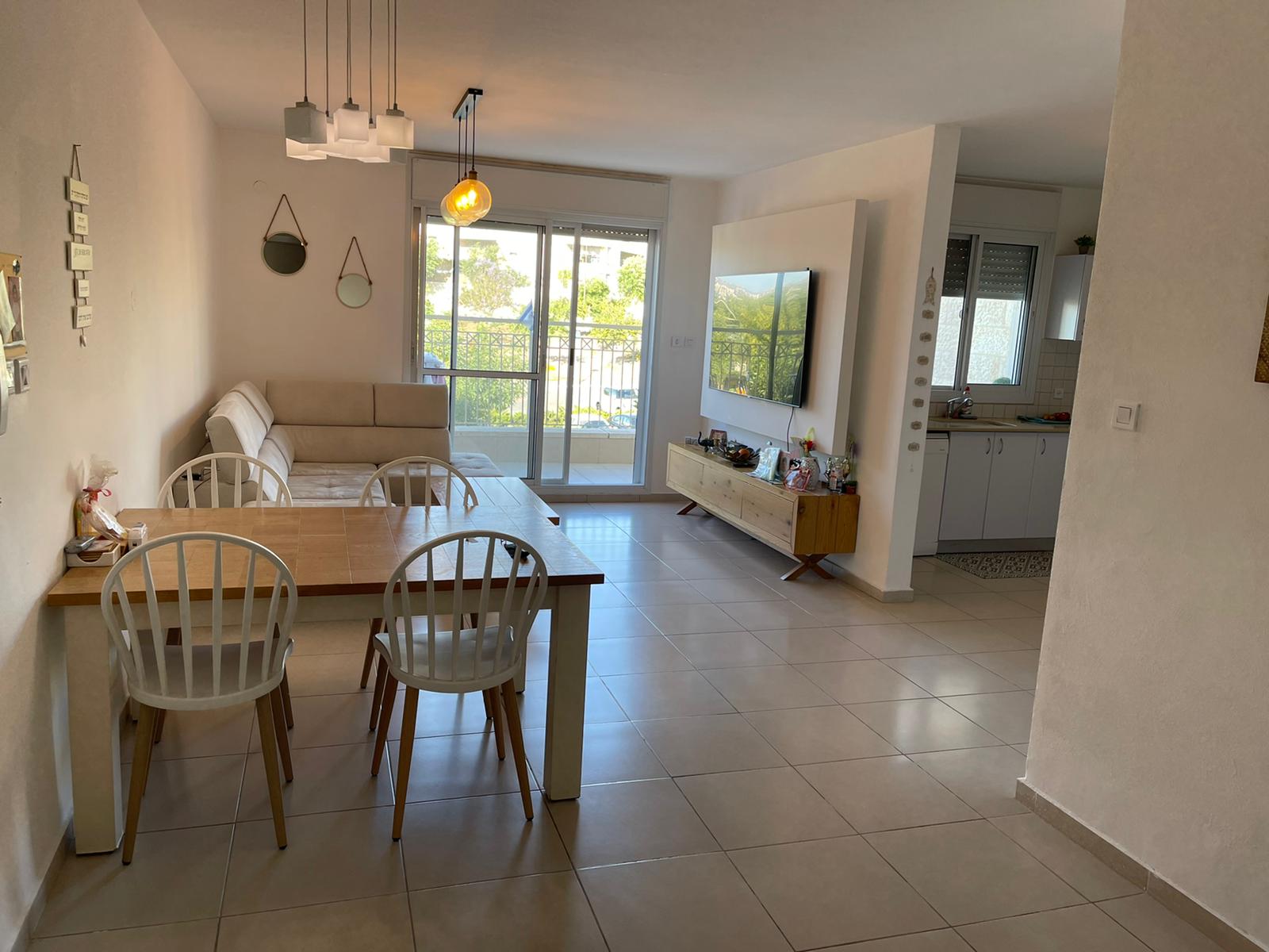 סלון עם שולחן וכיסאות וספה.