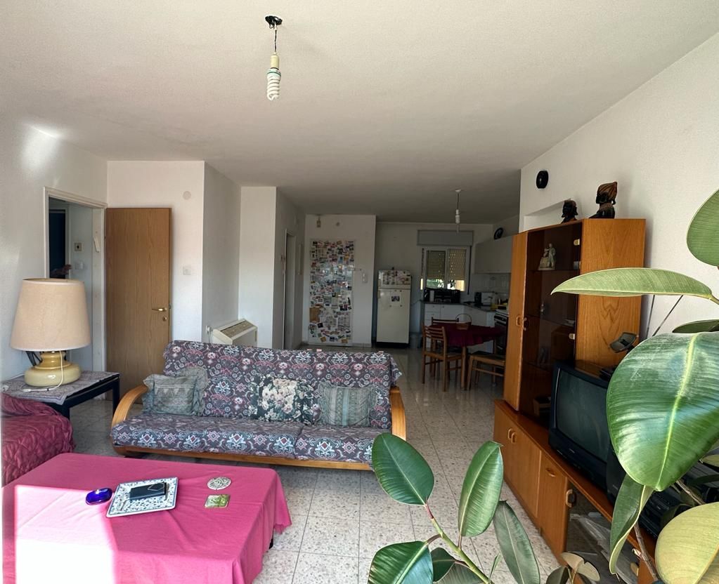 סלון עם ספה ושולחן