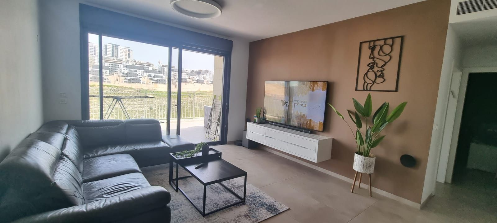 סלון עם ספה, שולחן קפה וטלוויזיה.