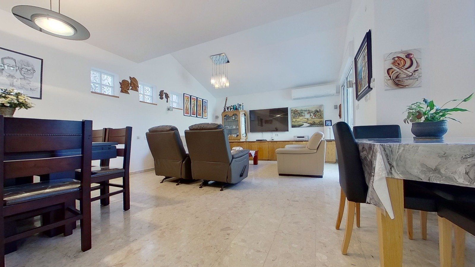 סלון עם שולחן וכיסאות בתוכו