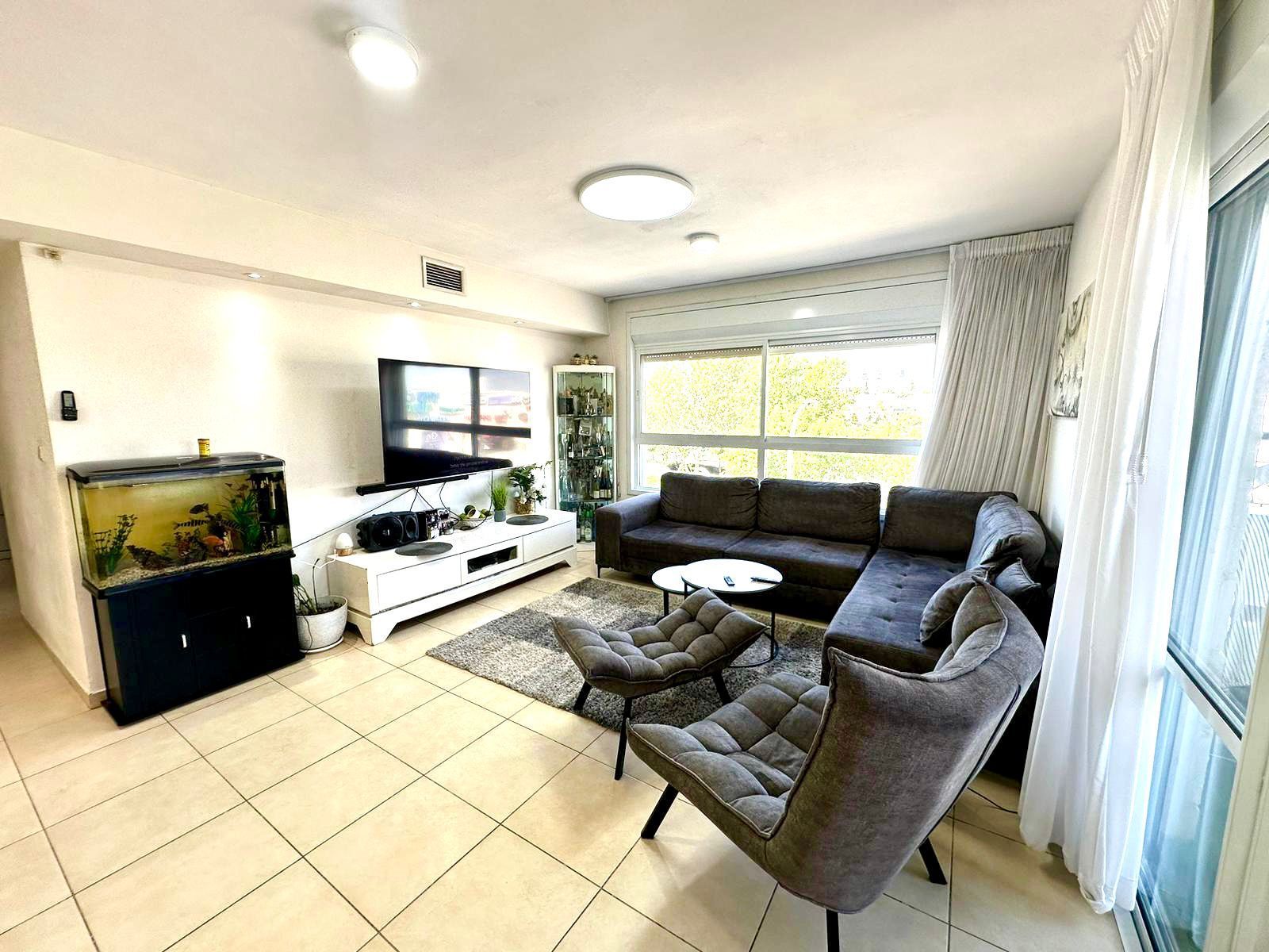 סלון מלא ברהיטים וטלוויזיה.