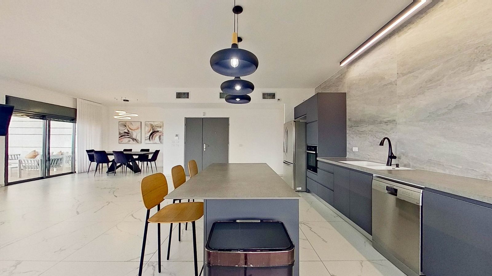 מטבח עם אי גדול באמצע החדר.