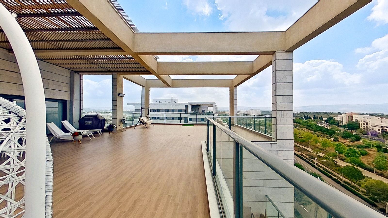 יש מרפסת גדולה עם נוף לאוקיינוס.