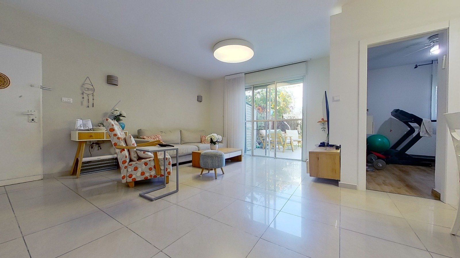 סלון מלא ברהיטים והליכון.