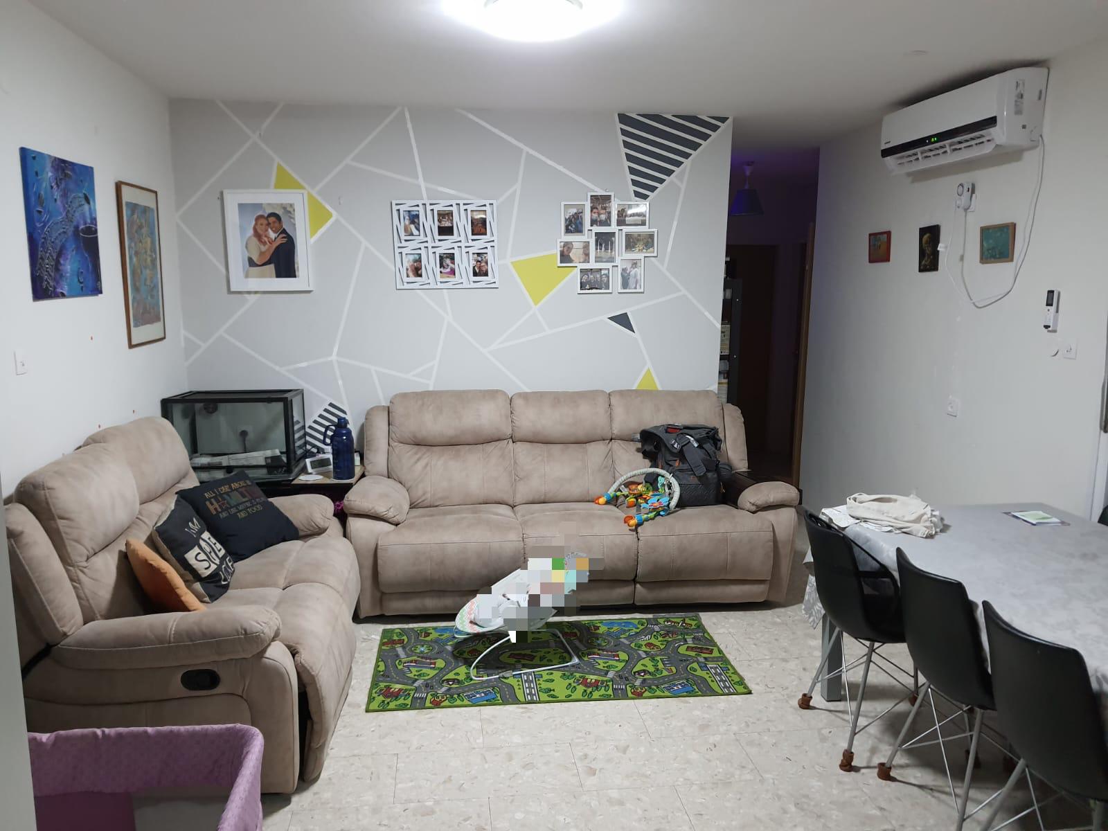 סלון עם ספה, כיסאות ושולחן.