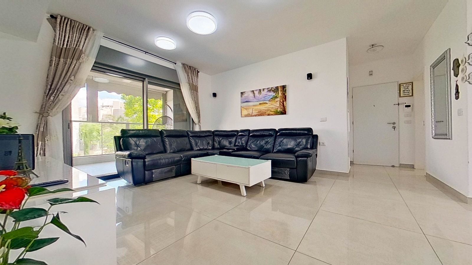 סלון עם ספה ושולחן קפה.