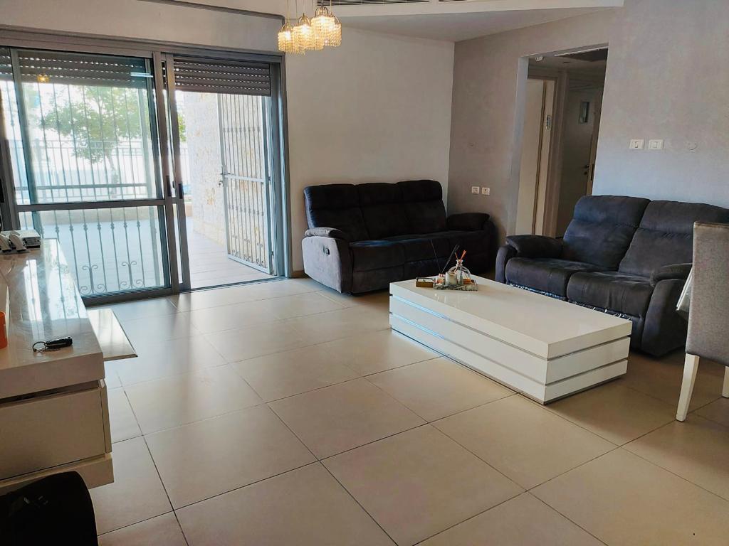 סלון עם ספה, כיסאות ושולחן קפה.