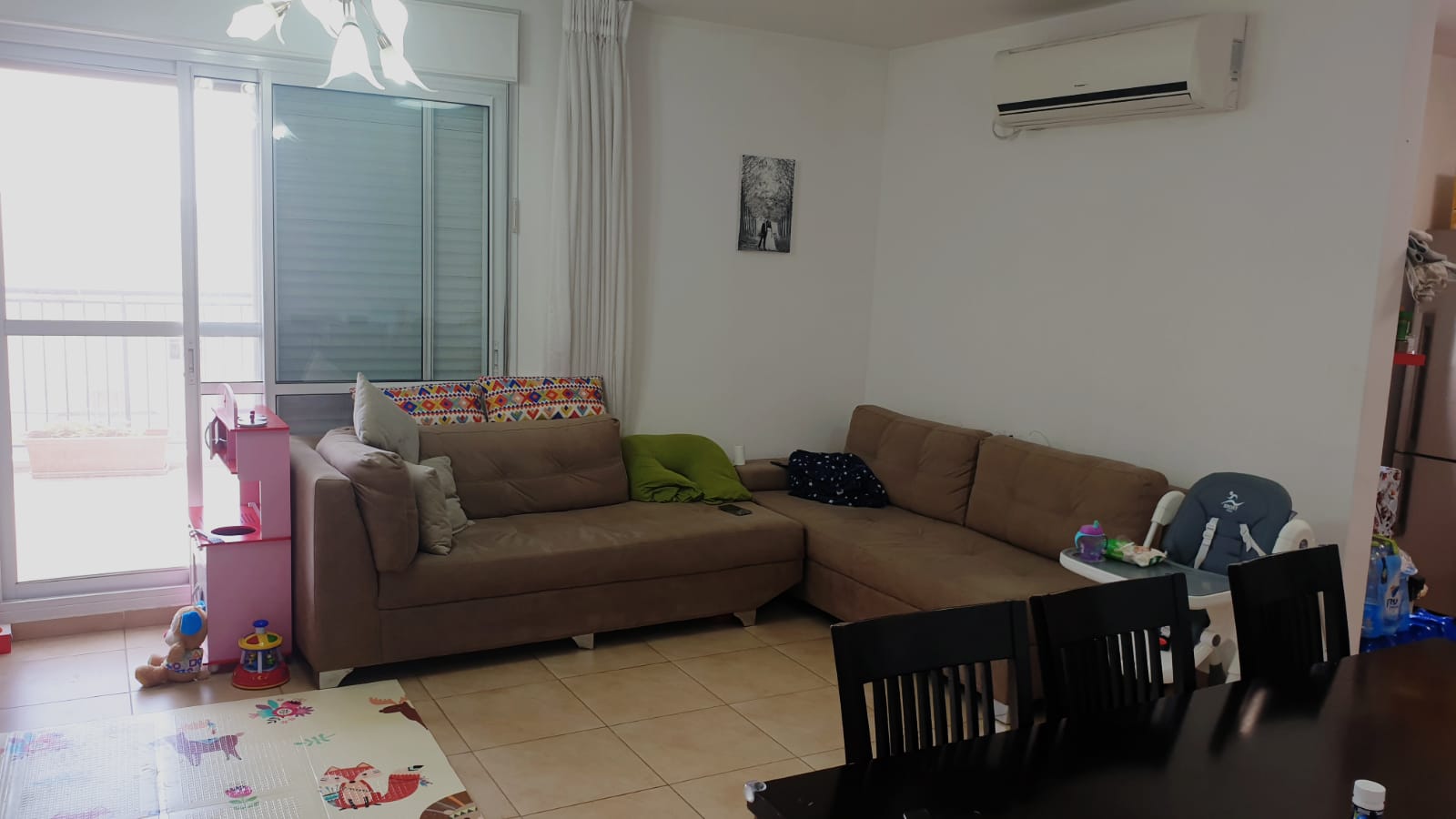 סלון עם ספה, שולחן וכיסאות.