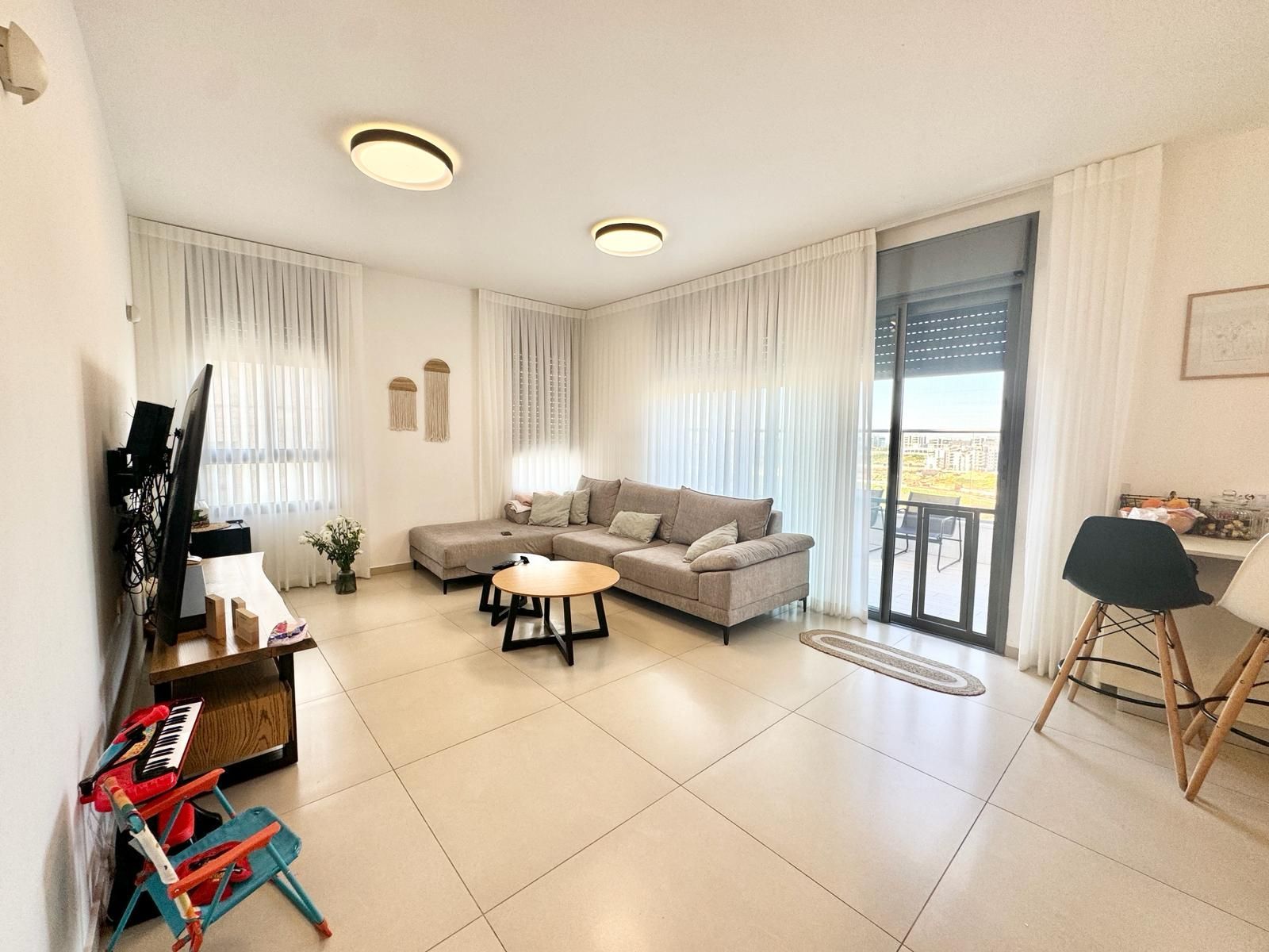 סלון עם ספה, שולחן וטלוויזיה.