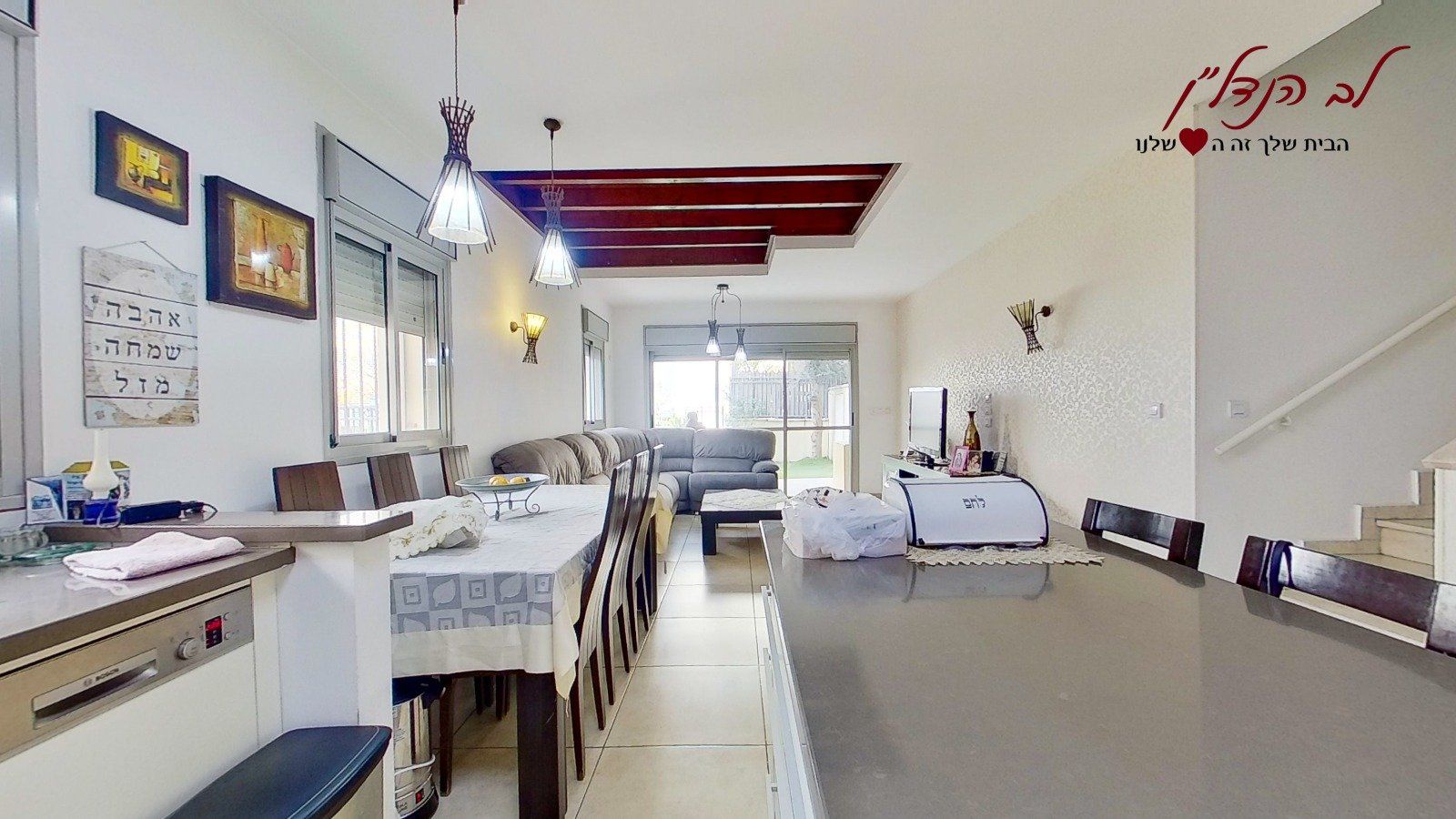 דגם תלת מימדי של סלון וחדר אוכל בבית.