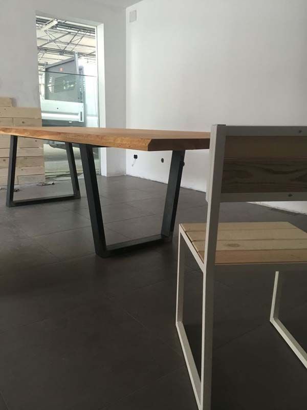 Grata di sicurezza personalizzata in metallo su una facciata luminosa.