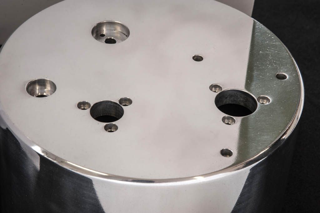 lucidatura metalli a specchio e rifinitura