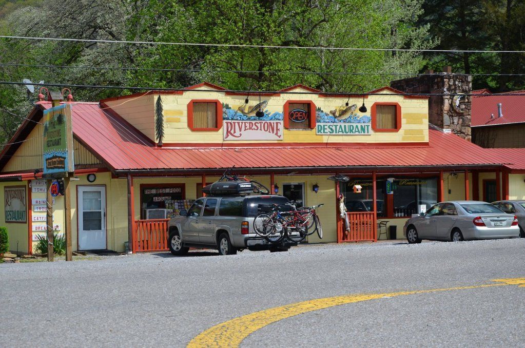 A restaurant with cars parked in front of it