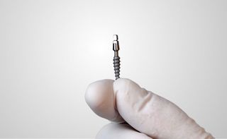 Schonende Behandlung mit minimalinvasiven Implantaten