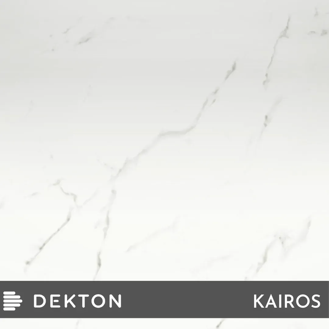 Baldosa blanca con aspecto de mármol, vetas grises sutiles y la marca DEKTON KAIROS en la parte inferior.
