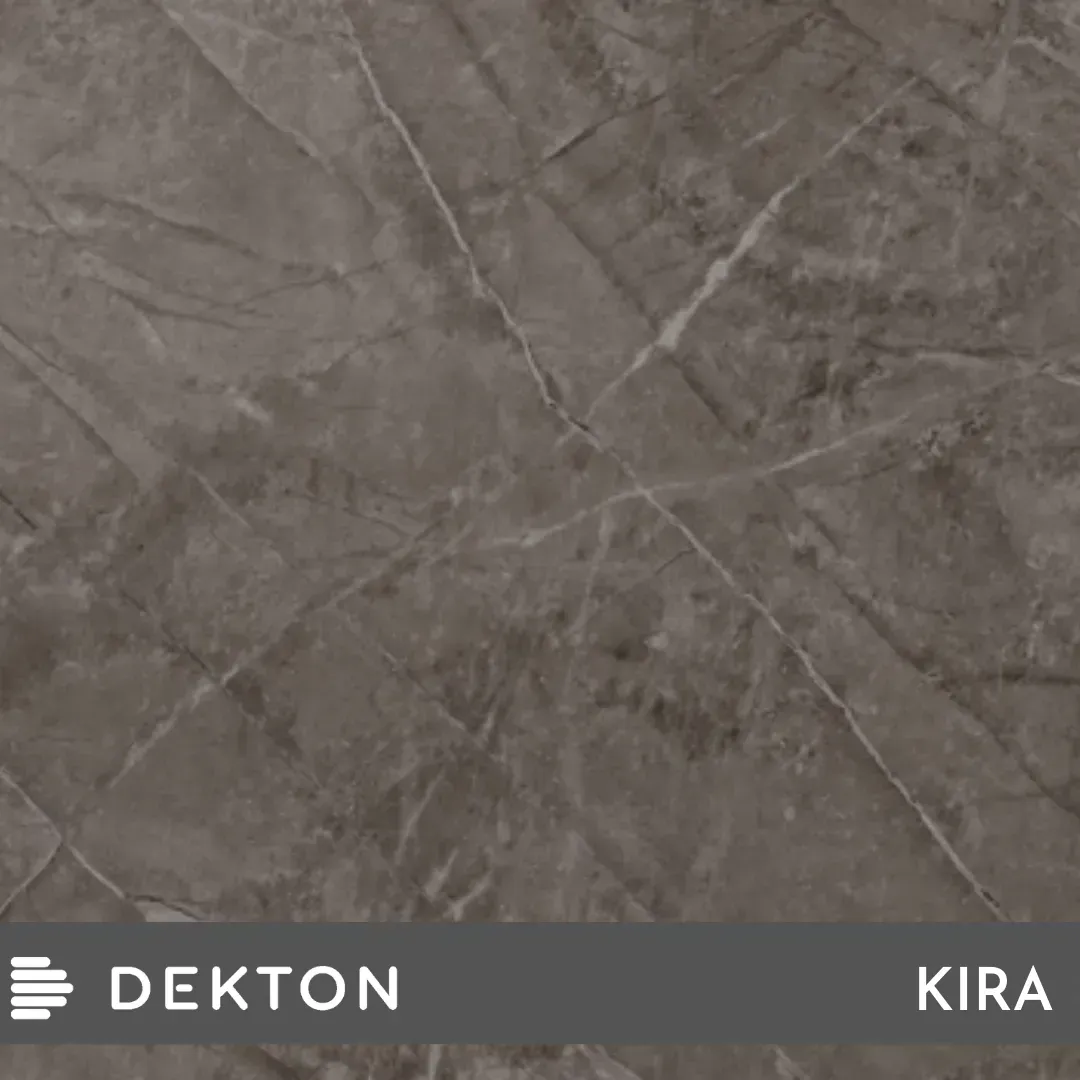 Muestra de baldosa de piedra gris parduzca con vetas sutiles, etiquetada con las palabras “DEKTON” y “KIRA” en la parte inferior.