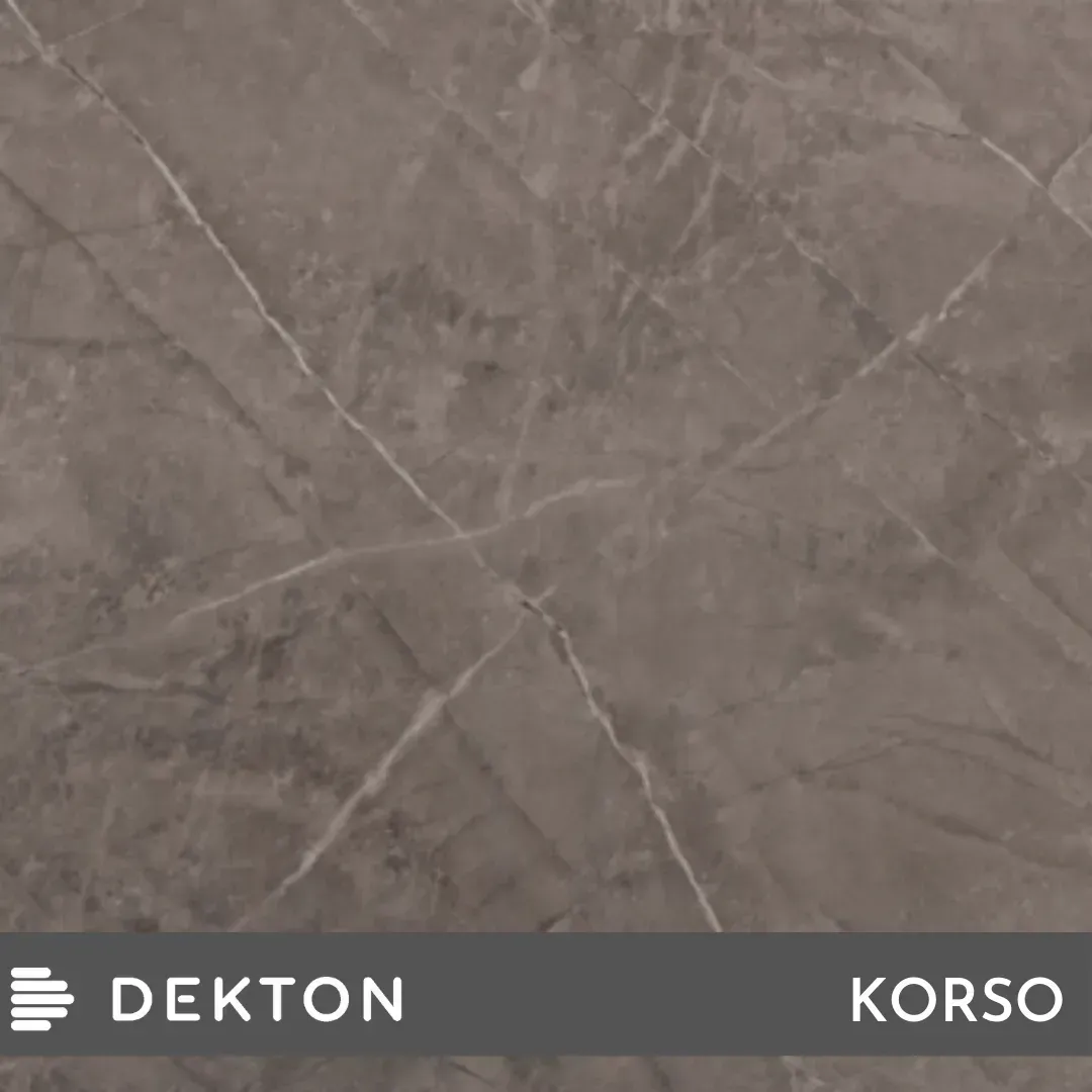 Superficie de baldosas de piedra marrón con vetas sutiles; etiquetas DEKTON y KORSO en la parte inferior.