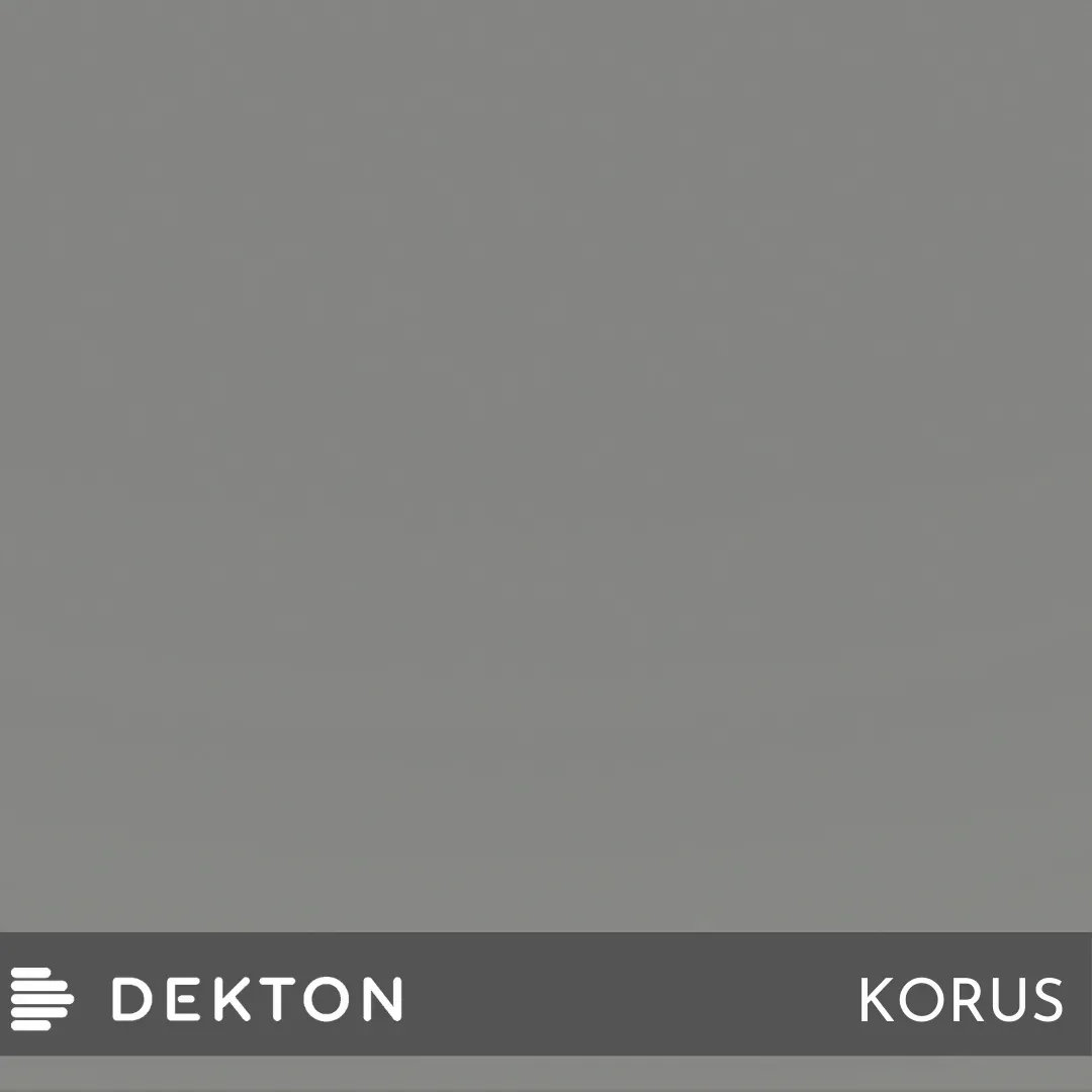 Etiqueta gris de DEKTON KORUS sobre fondo gris, con un pequeño icono blanco a la izquierda.