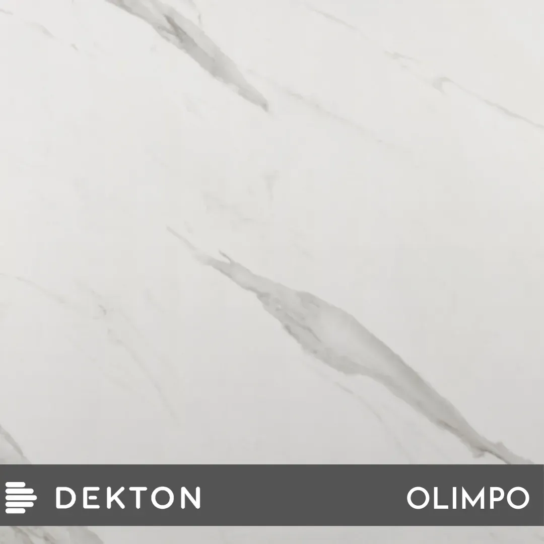 Baldosa gris claro con aspecto de mármol y vetas sutiles; etiqueta DEKTON OLIMPO en la parte inferior.