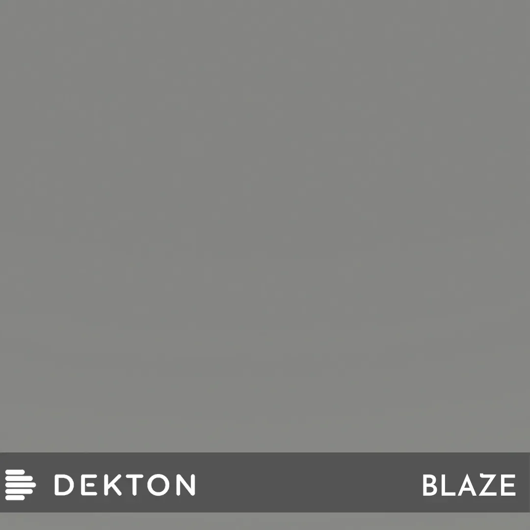 Panel de pared gris con una franja oscura con las etiquetas “DEKTON” y “BLAZE” en la parte inferior.