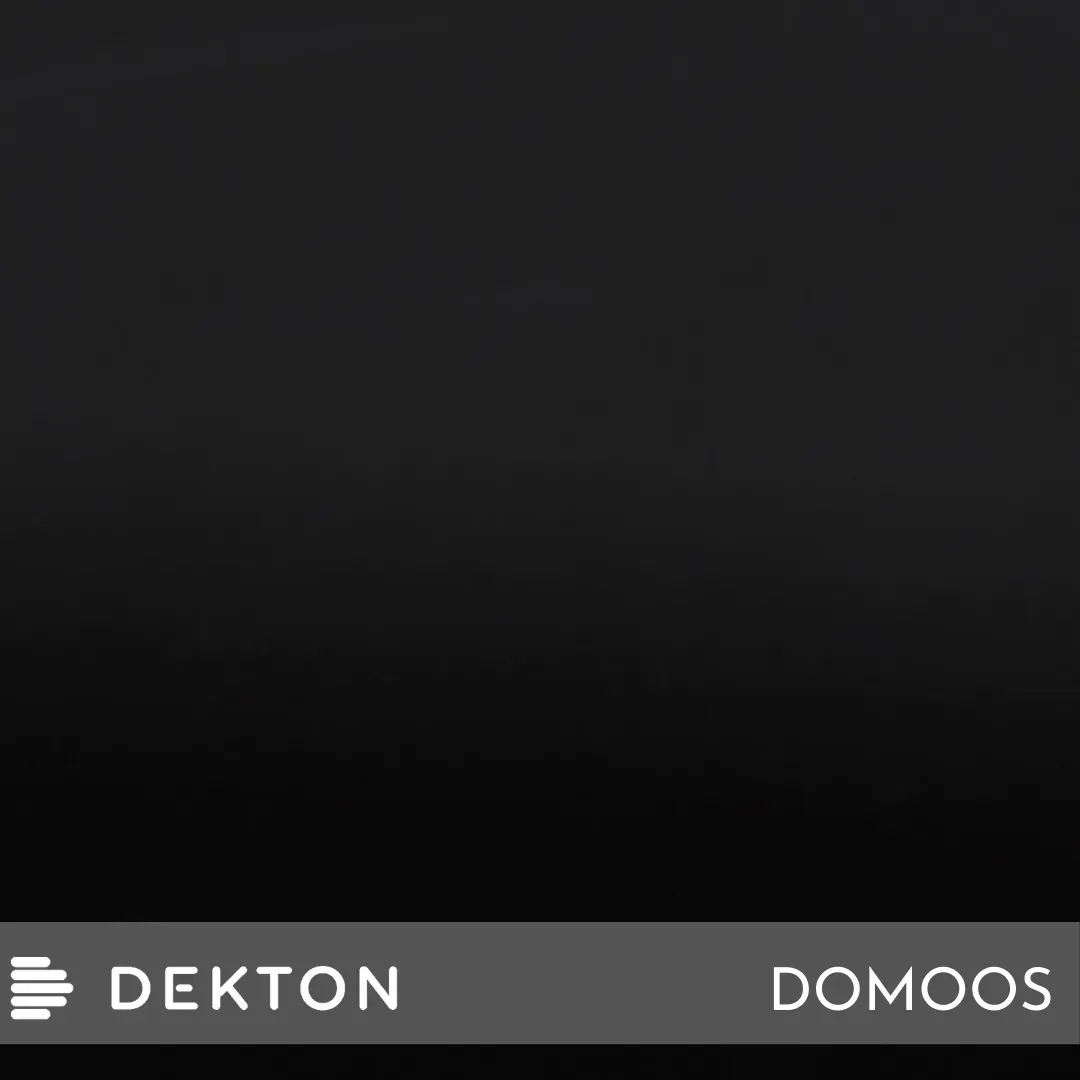 Pantalla oscura y vacía con una barra inferior que muestra los logotipos de “DEKTON” y “DOMOOS”.