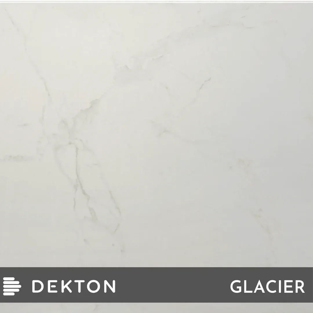 Superficie de color gris claro con aspecto de mármol y vetas sutiles, etiquetada como Dekton Glacier.