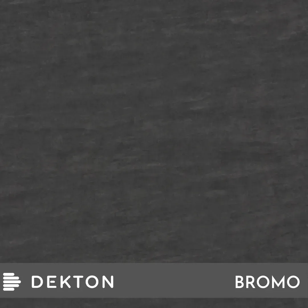 Superficie texturizada de color gris oscuro con el logotipo de DEKTON en la parte inferior izquierda y el de BROMO en la parte inferior derecha.