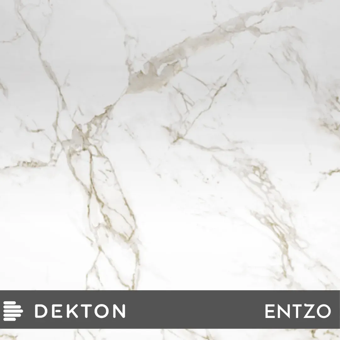 Superficie con aspecto de mármol blanco con vetas gris claro y una etiqueta DEKTON ENTZO en la parte inferior.