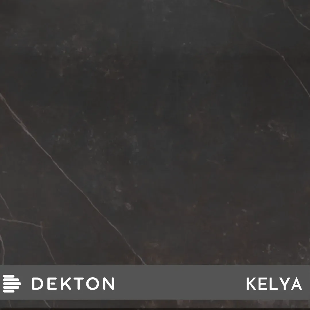 Superficie de piedra de color carbón oscuro con vetas sutiles, etiquetada como “DEKTON KELYA” en la parte inferior.