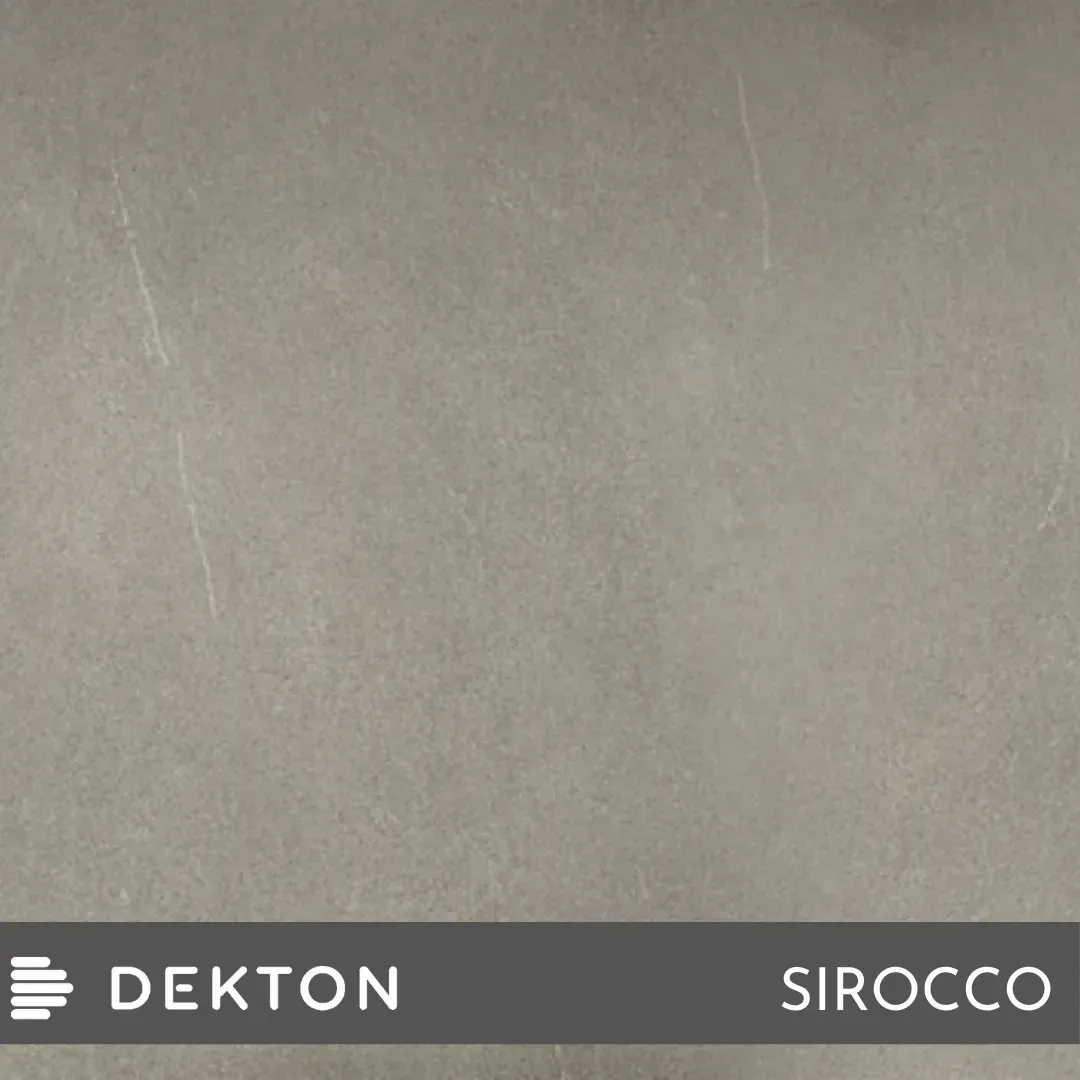 Superficie gris con textura de piedra y etiqueta Dekton Sirocco en la parte inferior.