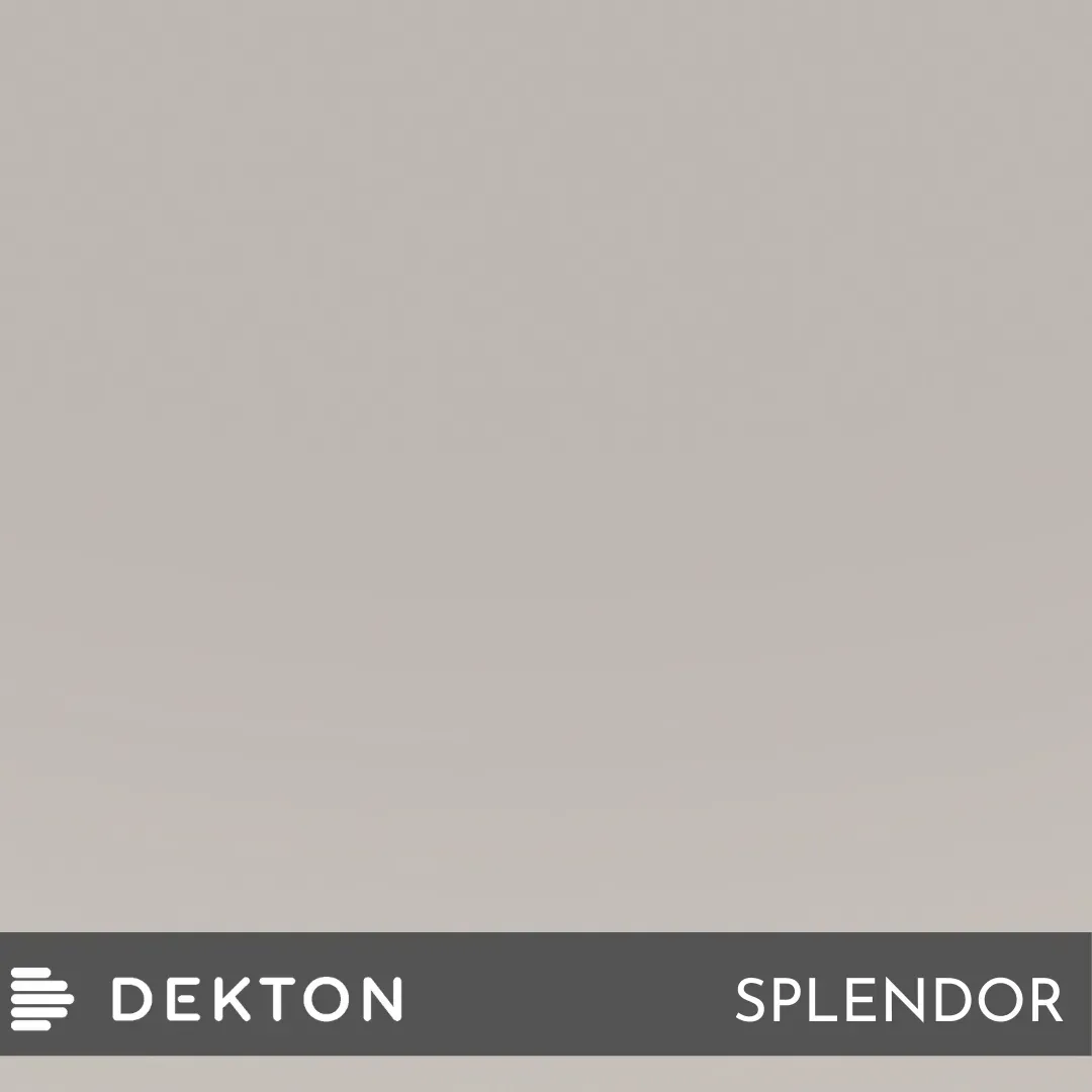 Muestra gris con las etiquetas “DEKTON” y “SPLENDOR” en una franja oscura en la parte inferior.