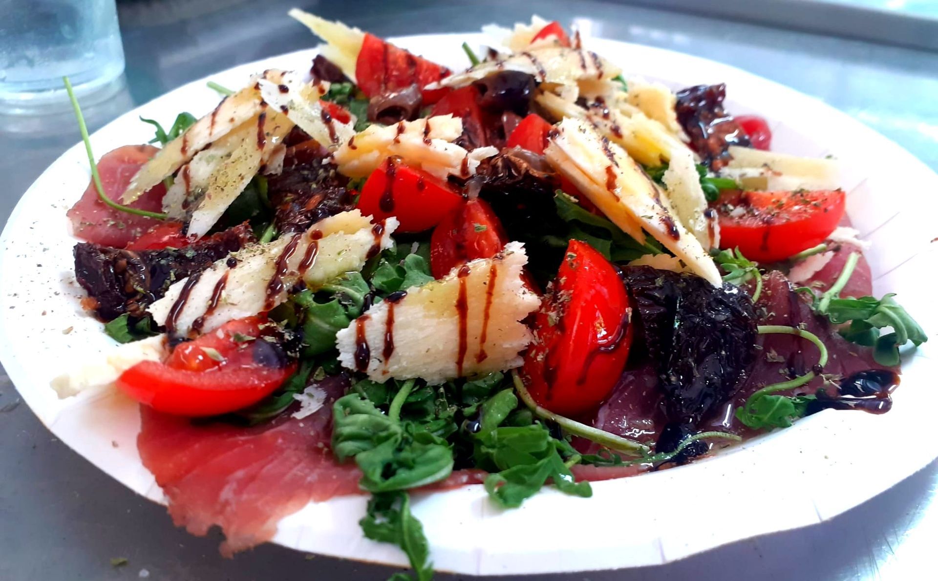 insalata con pomodori e formaggio