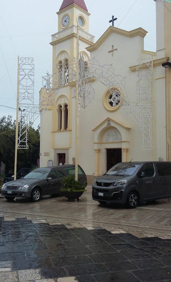 carri funebri dinanzi la chiesa