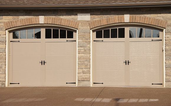 a house garage way made of resin bound