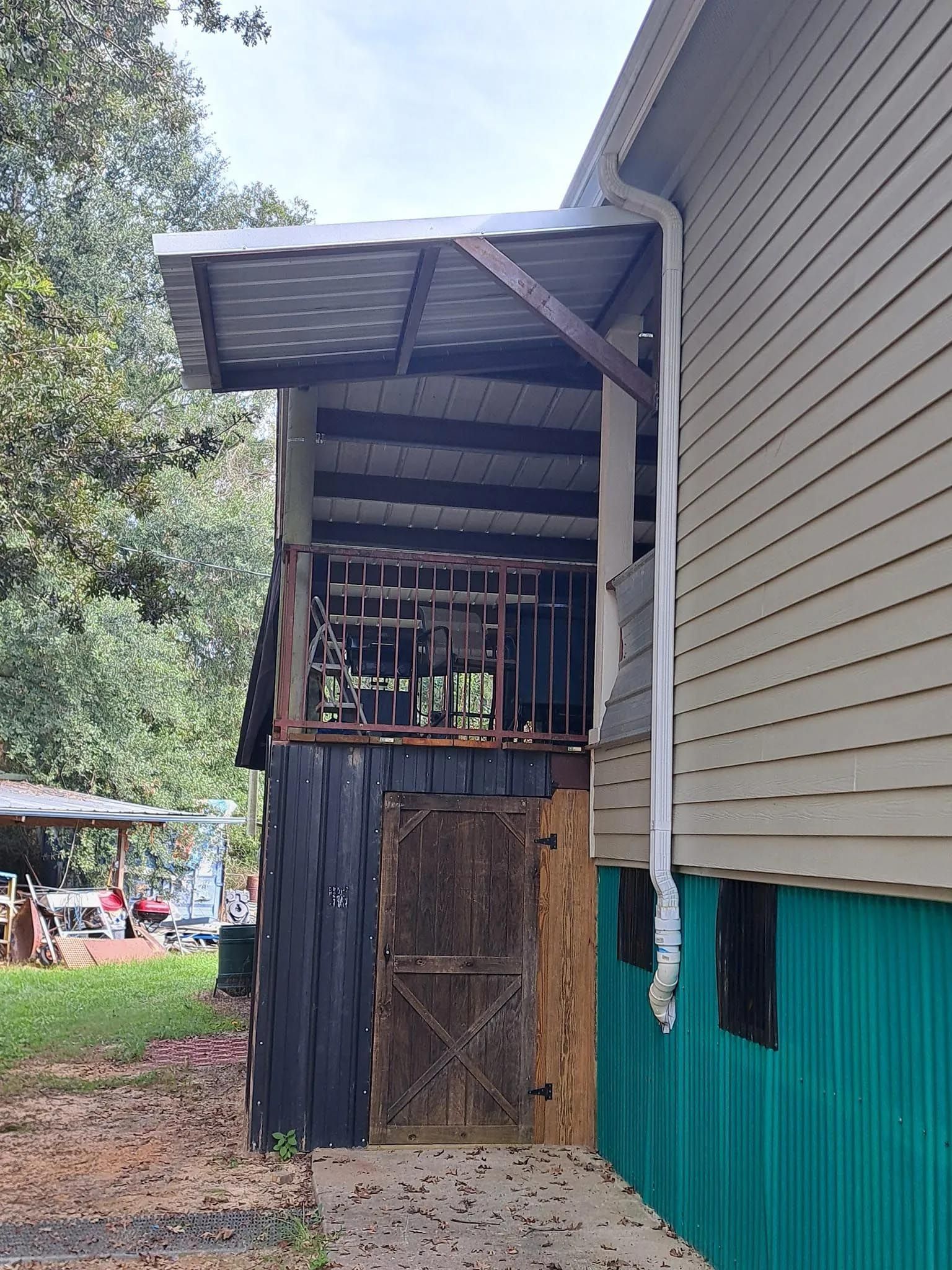 A house with a shed on the side of it.