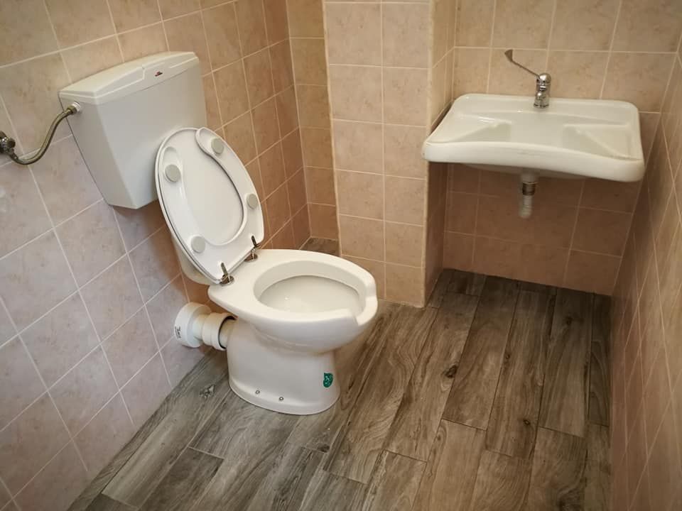 C'è un wc e un lavandino nel bagno.