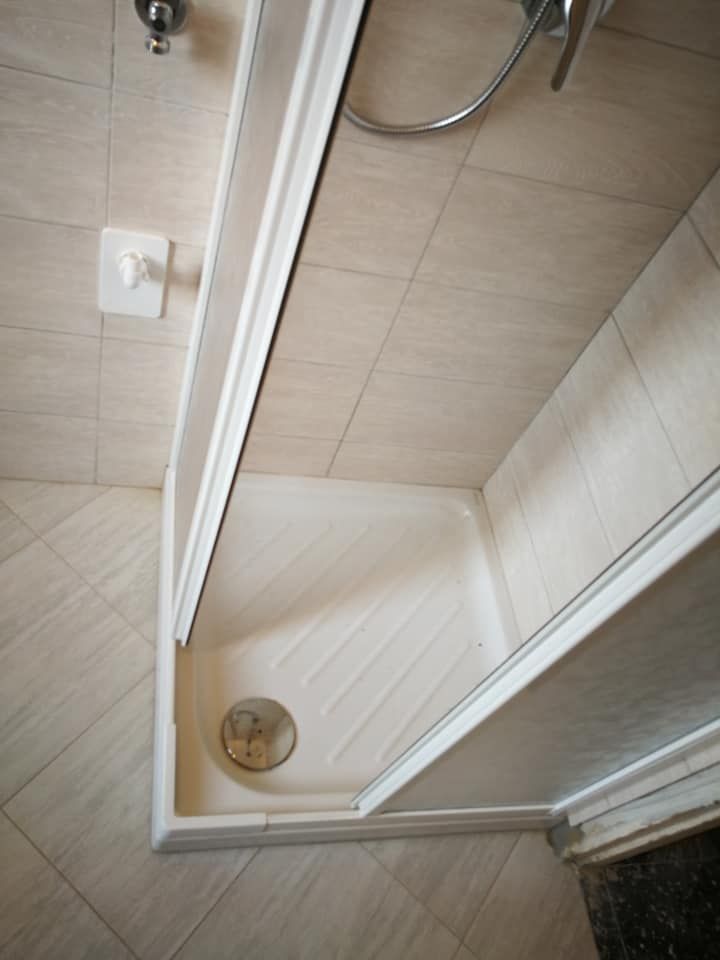 Una veduta aerea di una cabina doccia in un bagno