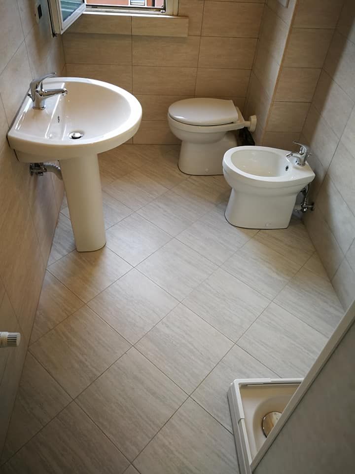Un bagno con lavabo, wc e bidet.