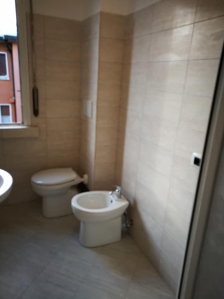 Un bagno con due WC e bidet