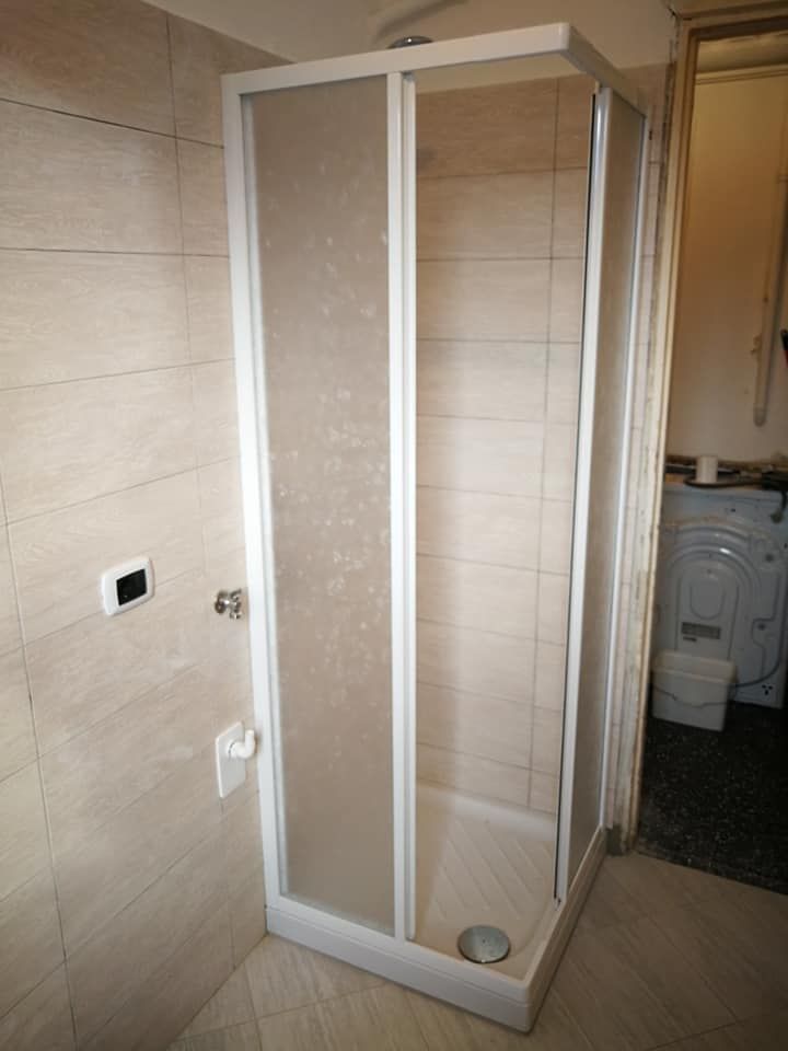 Un bagno con box doccia e servizi igienici