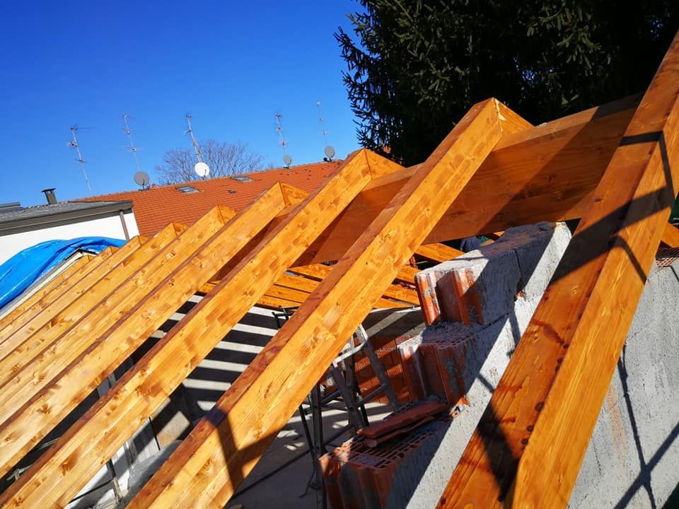 È in corso la realizzazione del tetto con travi in legno e mezzane.