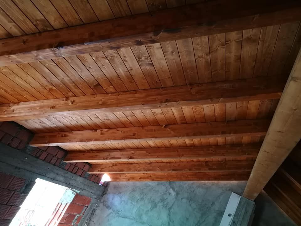 Il soffitto di un edificio è in legno e mattoni.