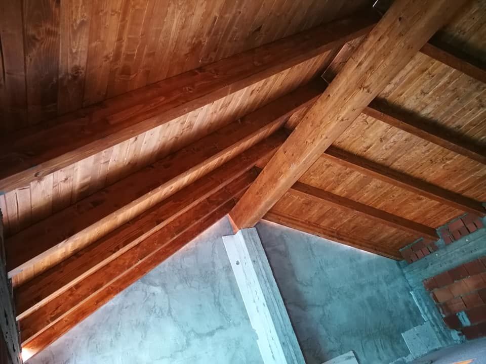 Un soffitto in legno con travi in legno in una stanza.