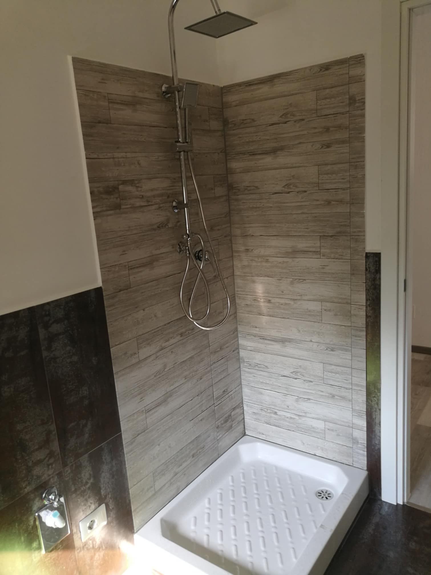 Un bagno con doccia e soffione.